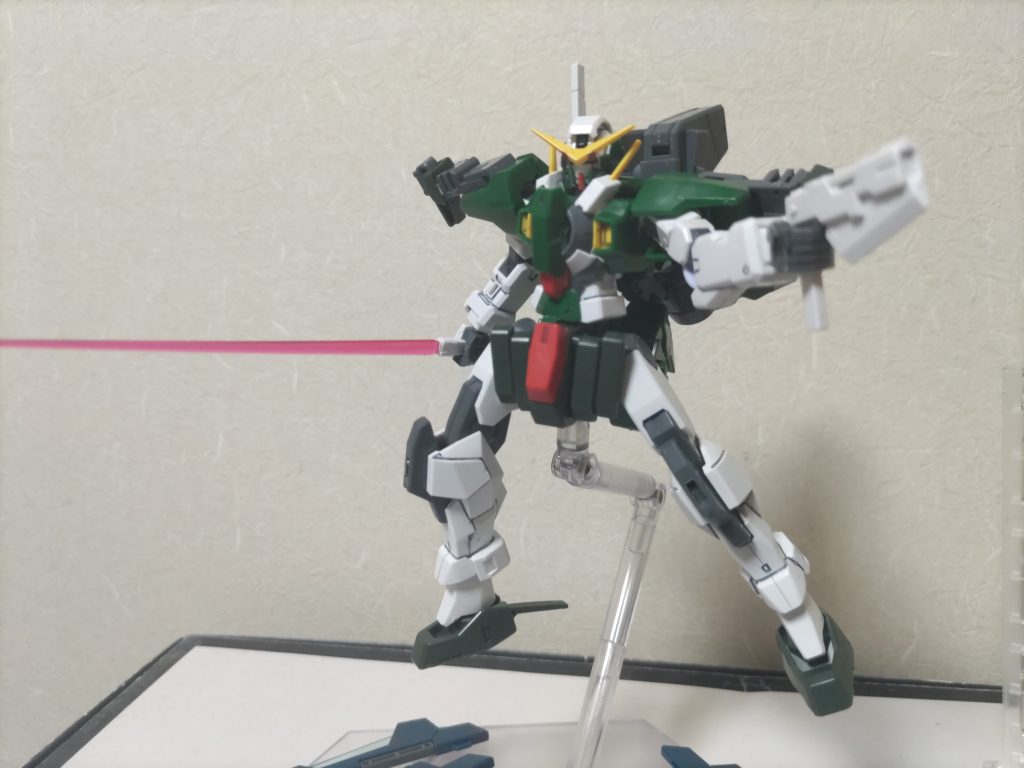 デュナメスの尻アーマーも使ってるのでビームサーベルもあります