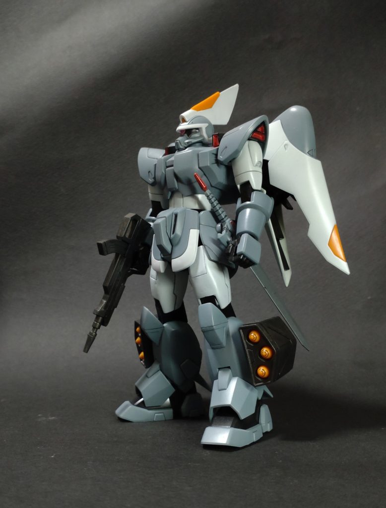 後述の各種延長や可動範囲の拡大によりHGCEのほかキットと並べても遜色ないようにしています。ただ、もともと動きが派手なMSではないので肘や肩はキットのままです。