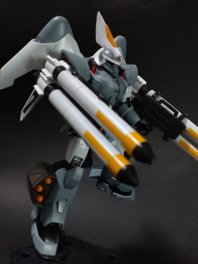 ミサイルに使った素材の影響で、劇中やロボット魂よりはやや小さめですがその分取り回しがしやすいです。