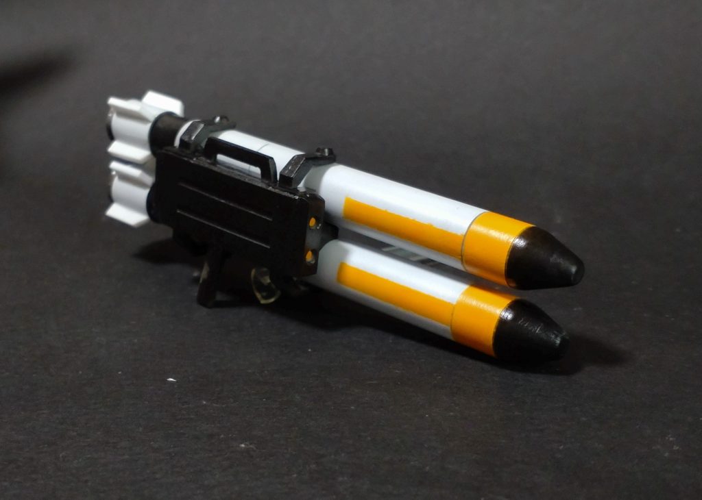 ミサイルは市販のタンクに使えるキットにプラパイプなどで延長。後ろのスタビライザーの折り畳みギミックはオミットしました。ミサイルラックはプラ板、プラパイプによるスクラッチです。