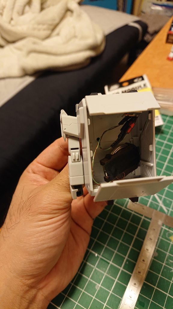 初めてLEDを仕込んでみましたが、コンテナに電池など収納できたのでまだ楽にできました。