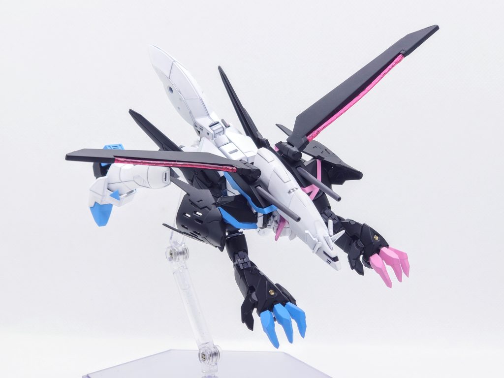 武装はクロー、ビームブレイド、ビーム突撃砲です。