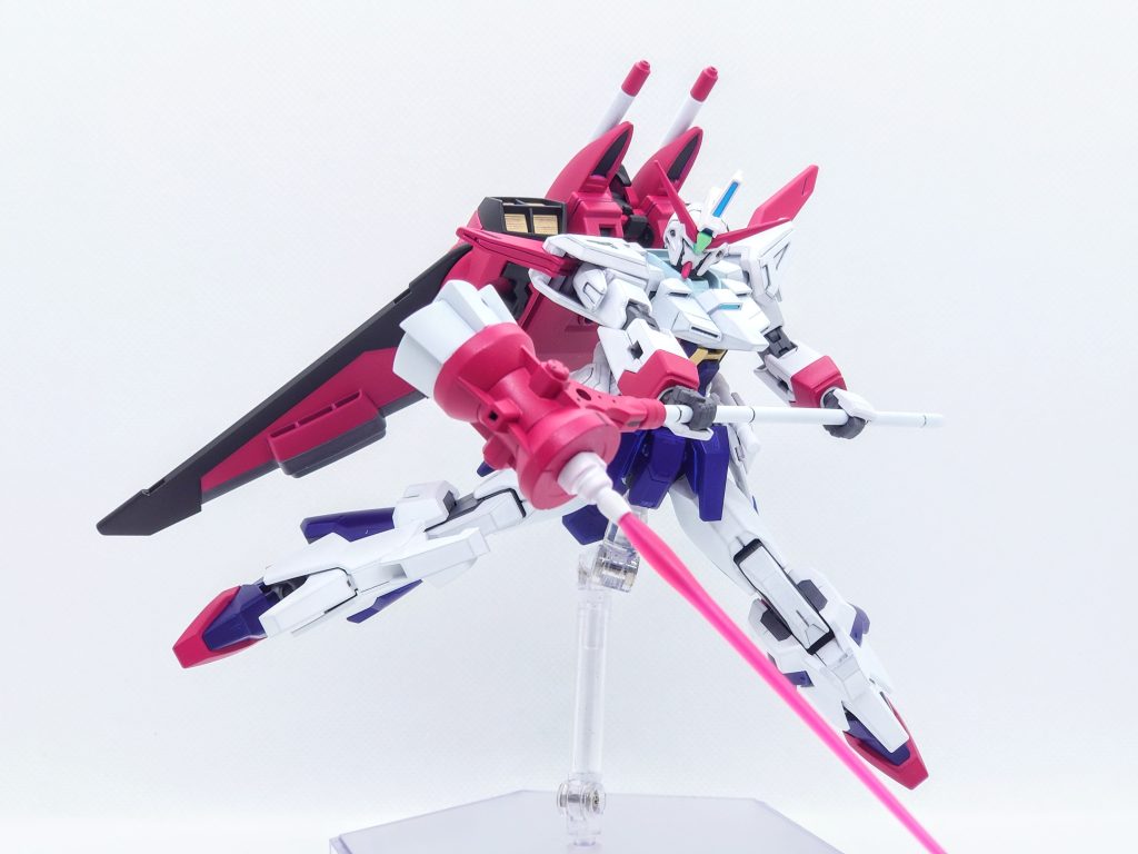 ビームサーベルを発振することで同じくファンマークモチーフのピッケルになります。