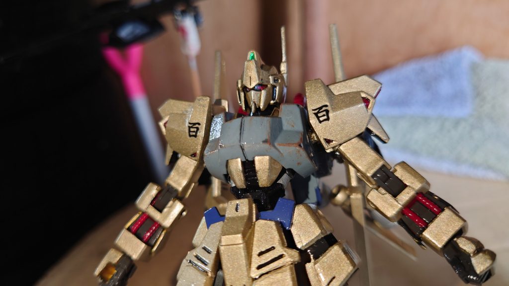 おめめはツインアイタイプを使用。顎と合わせてZガンダムへの繋がりを感じていただけたらなぁと思ってます。