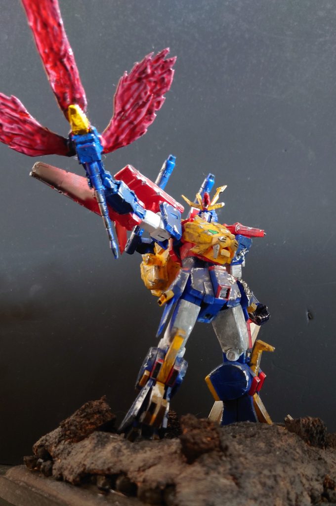 バリッと力強いポーズのために大幅にプロポーションを変更して激しめのダメージ加工を施しました。そのため固定モデルとして組んでいます。超砲剣ハイパーミノフスキーはほぼ作り直してます。ダメージ加工や折れたドライオンの超砲剣でどんな闘いだったのか想像していただけると幸いです。