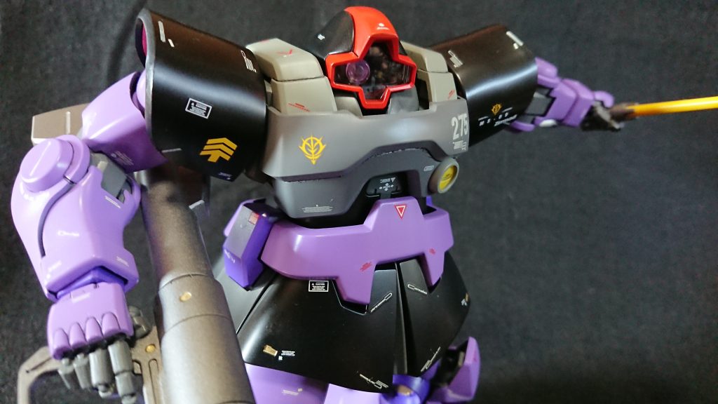 デカールは付属の物と手持ちのホワイト系を貼り付けてます。