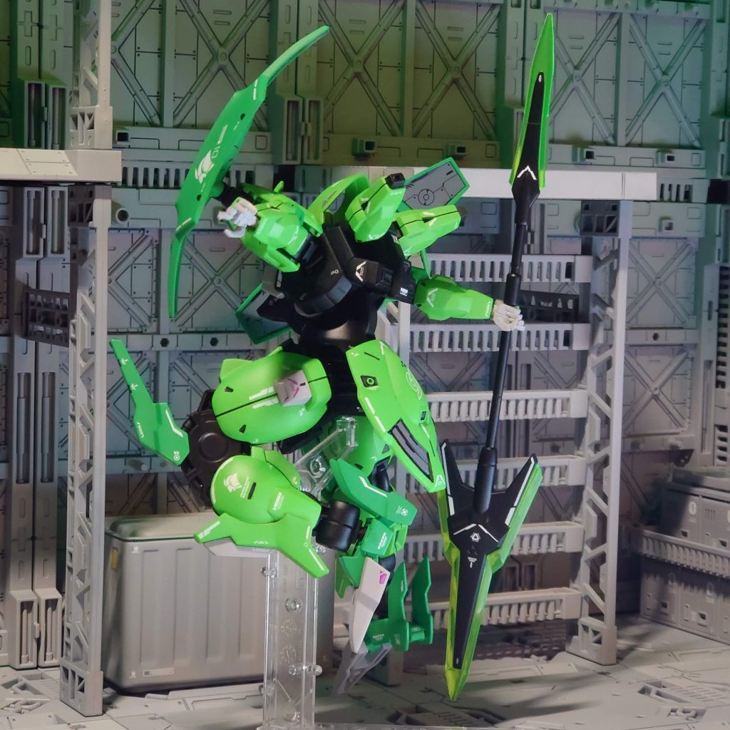 取説の1ポーズを再現。ビームジャベリンのビーム刃が緑だったのでジャベリン本体は黒にしました。