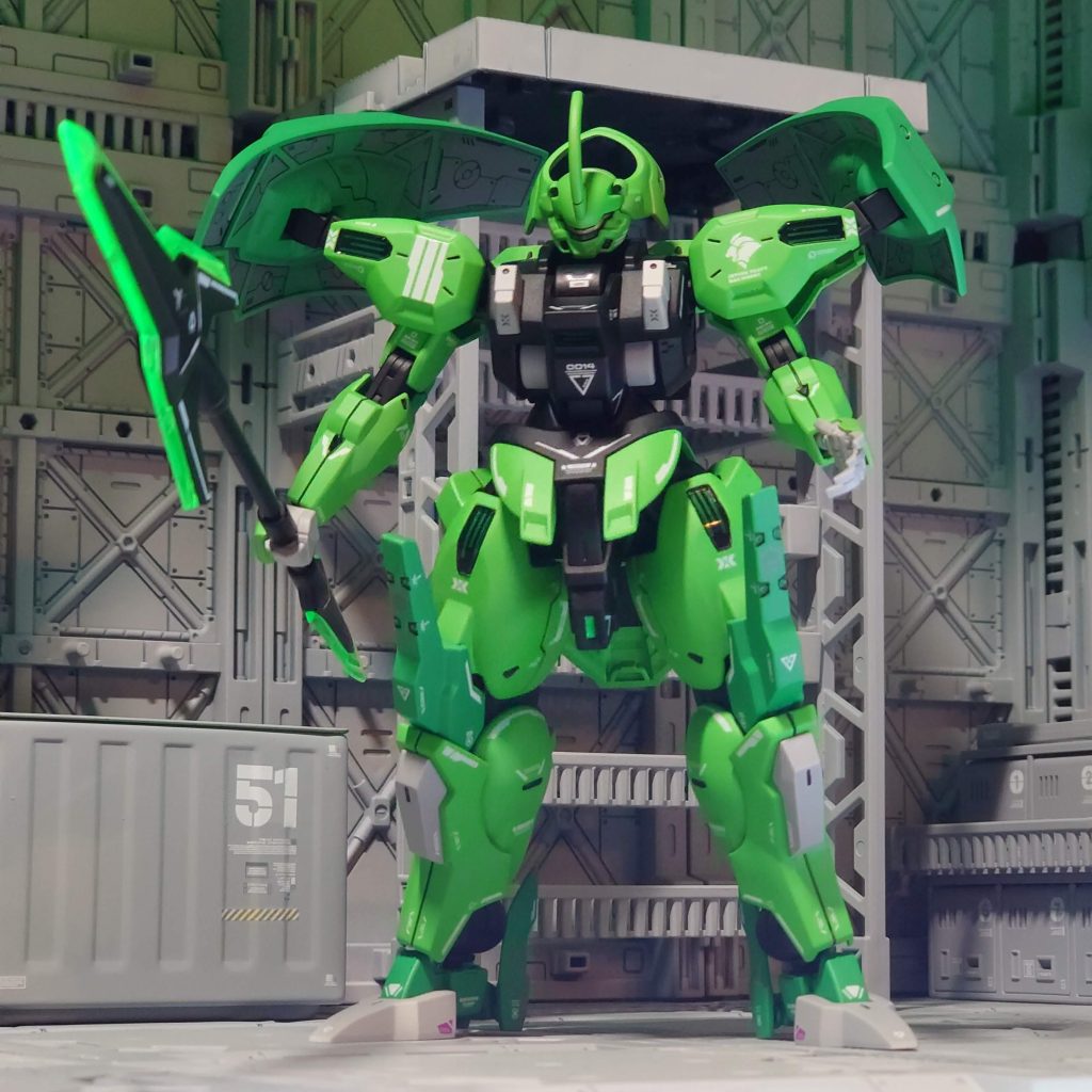 「量産機かよ!」と息子にツッコまれましたがそんなの関係ぇねぇ!!俺は緑が好きなんじゃ! 今回は赤い機体にサフを吹いたのですが上手く行かずに細かいところ(特にエッジ部分)が薄っすらと赤っぽくなってるのは今後の課題。