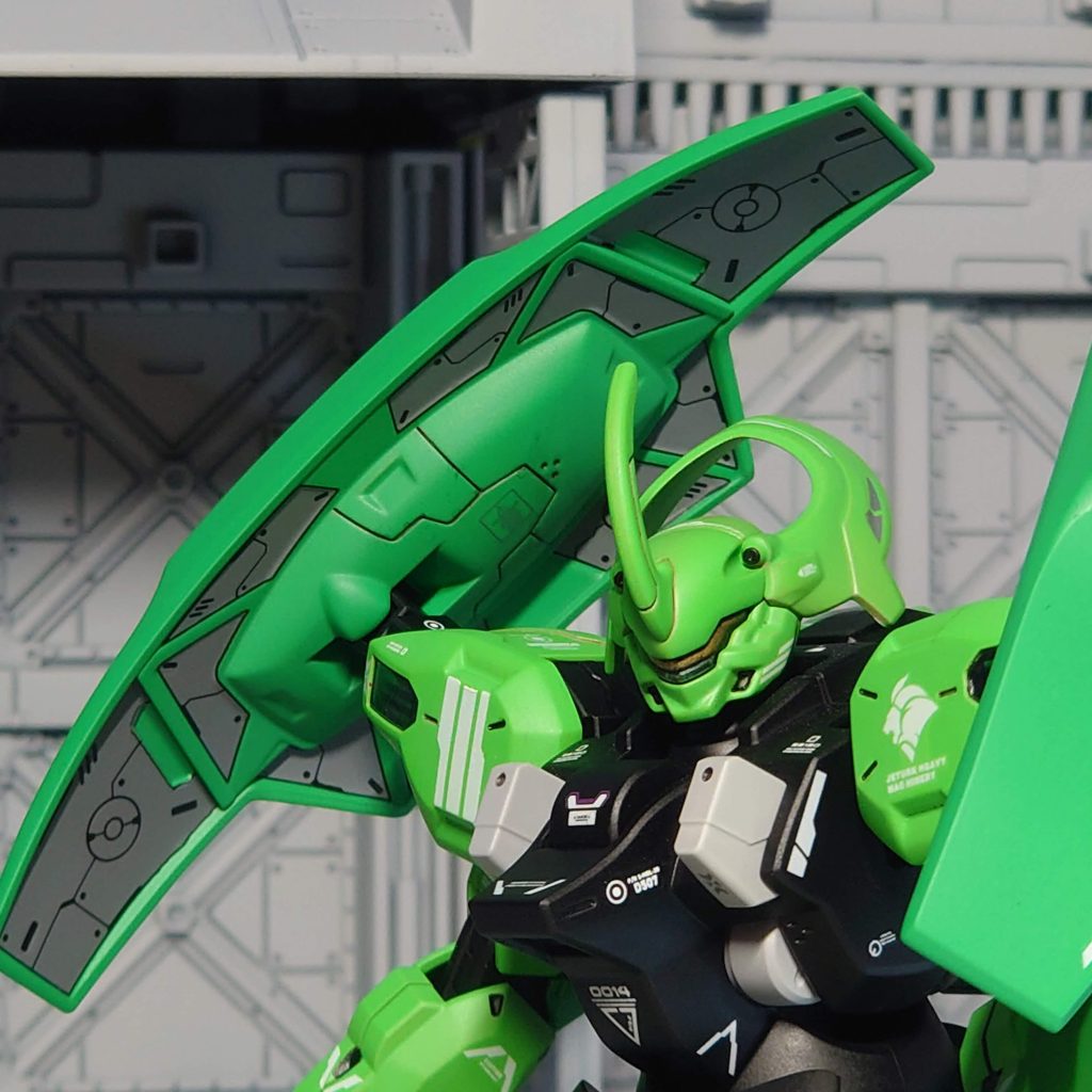 アンビカーの裏面は水転写デカールで情報量アップ。メインカメラはガンダムマーカーのゴールドとグリーンで塗り分けました。