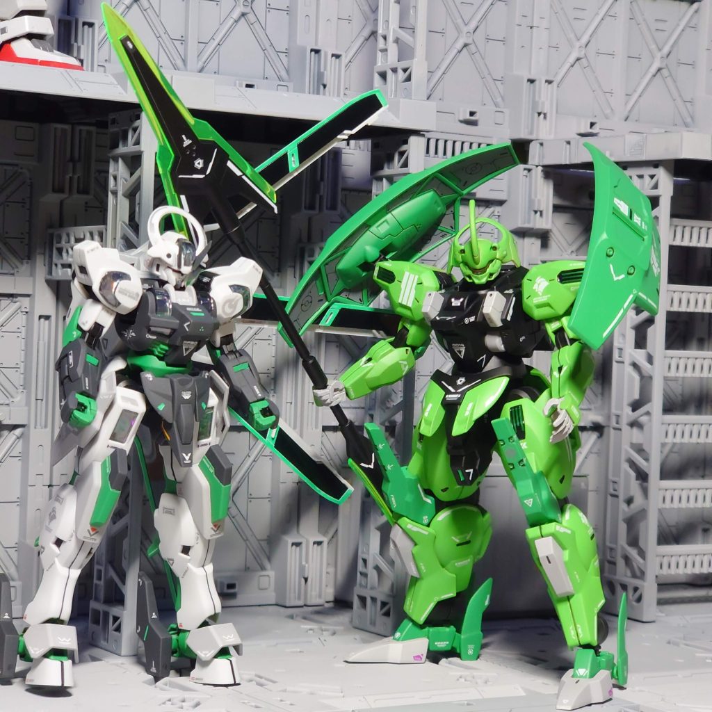 最後に兄弟で2ショット。前回作成のシュバルゼッテもデカールを追加しております。こうやって並べてみるとシュバルゼッテがすごく細く見える。 緑のダリルバルデはほぼ見かけないからお気に入りですが、キャリバーン、シュバルゼッテと合わせて白ベースに緑アクセントの配色も作ってみたいですね。