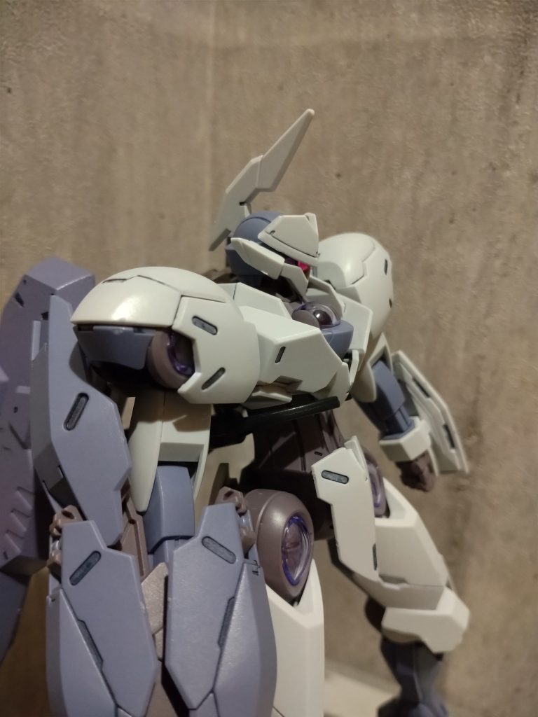 頭部改造の状況頭部パーツの上半分を切断、反対にして取り付けました。