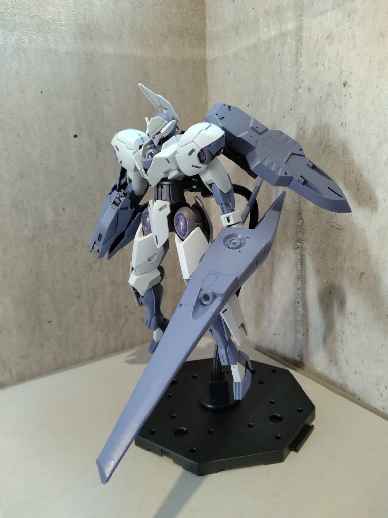 頭部改造（モノアイ化）及びキマリス系のパーツ（ランス、シールド）を装着しました。以下、妄想設定とポーズ５枚です。