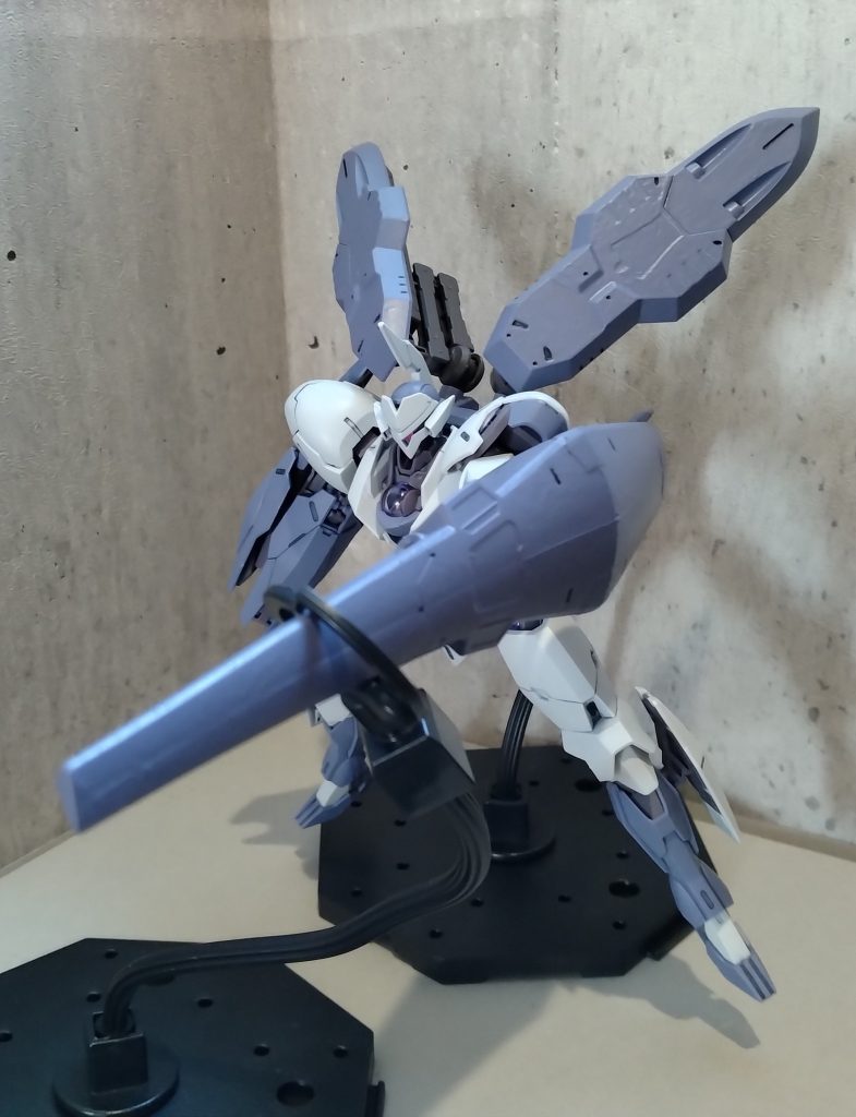 大型ランスによる突進姿勢敵機との間合いを詰めます。