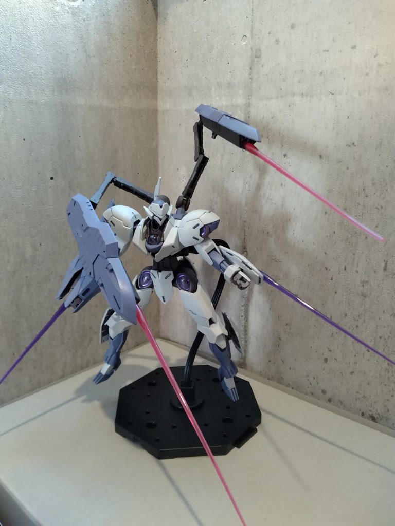 ビームサーベルによる接近戦姿勢1大型ランスによる突進で仕留め切れなかった場合、シールド（隠し腕）を展開します。