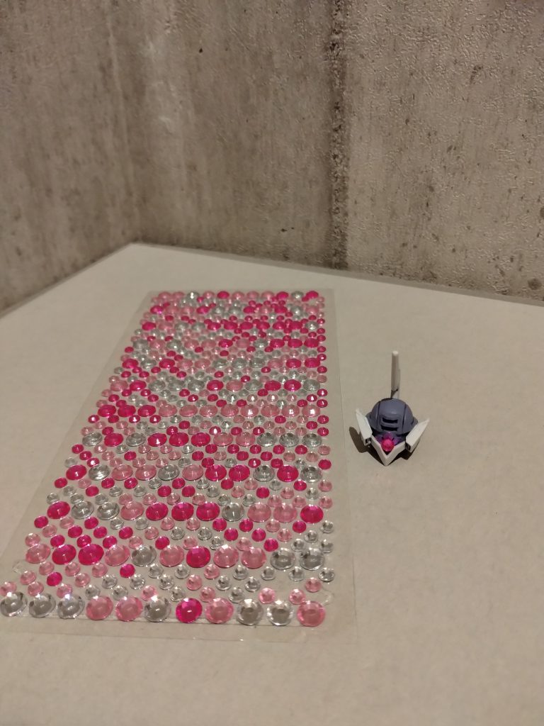 モノアイは100均のデコレーションシールで表現しました。ちょっと改造というレベルかもしれませんが、個人的には満足しています！スターウォーズに登場するグリーヴァス将軍のような雰囲気になり、良い感じにできたと思っています。余談ですが、今回使用したキマリス系のパーツは、過去につや消しに失敗して白化させてしまったものです。その後実家の倉庫で眠っていましたが、無事に成仏できたと思います(―人―)