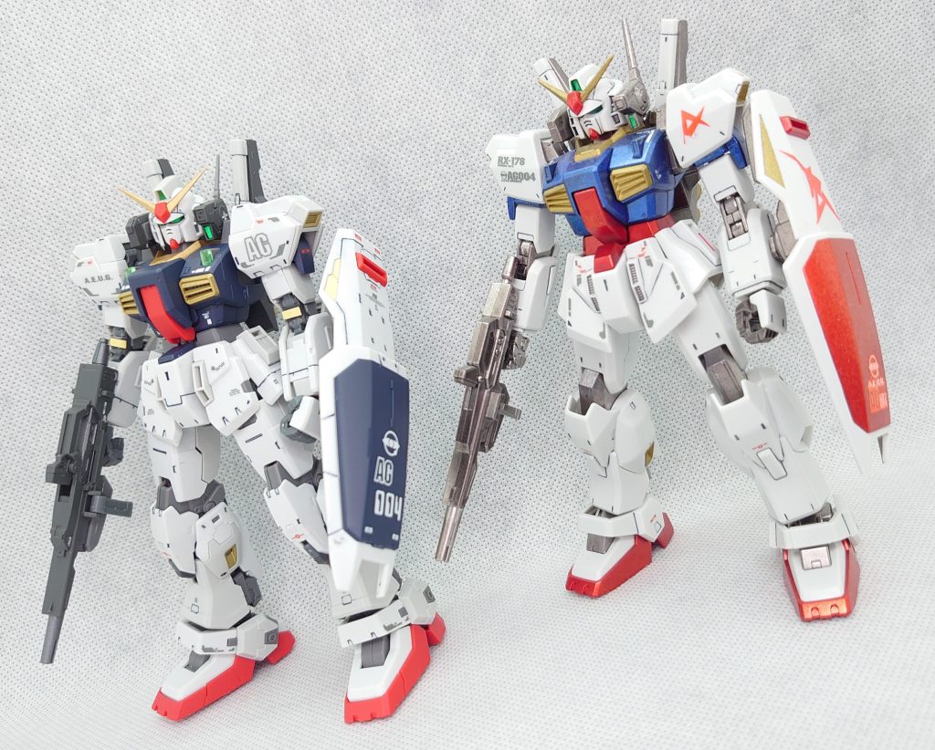 近くにあった、HGUC(リバイブ)と比較です。あっ、肩のデカール剥がれてる…