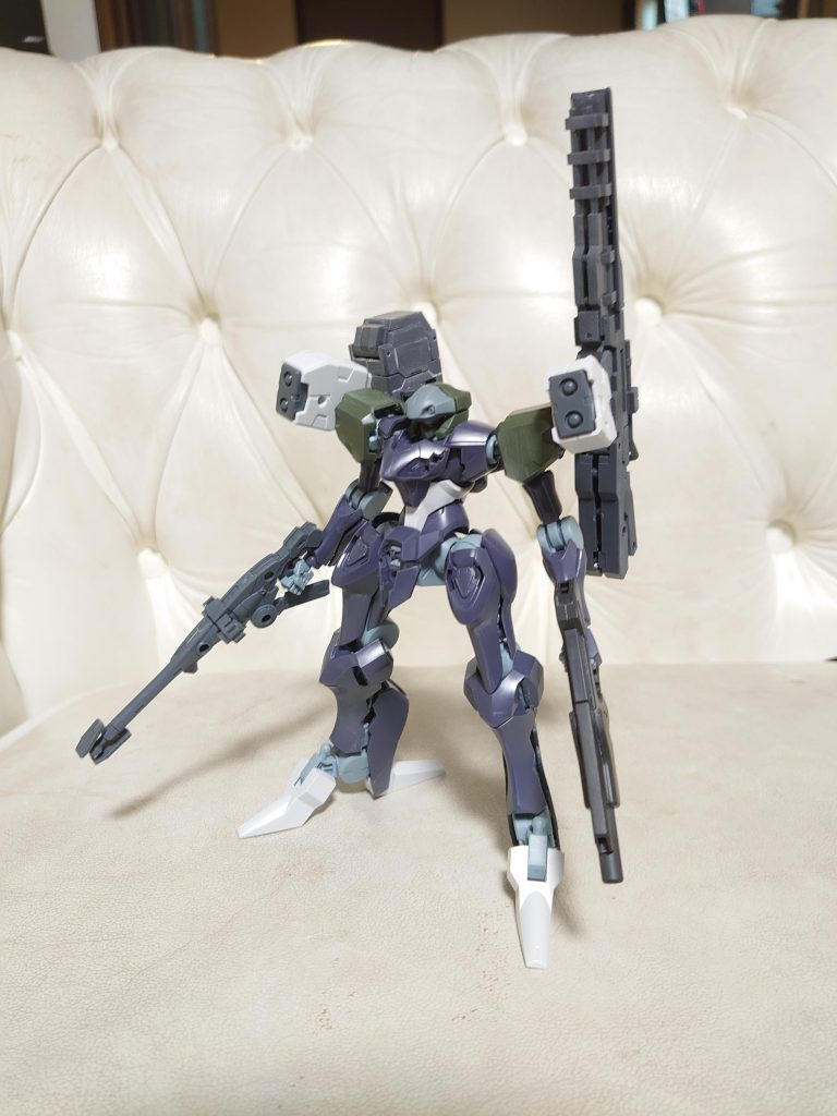 おおよそイメージが固まった状態です。この時点では肩バズーカが現在と逆の取り付けです。