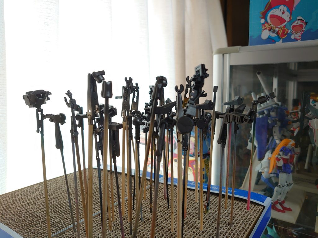 塗装レシピは以下のとおりです。「水性の魔女コンテスト」（水星の魔女キット＆水性塗料オンリー）に参加のため、全て水性塗料です。青：黒サフ→メタリックブルー+メタリックレッド少し黒1：黒サフ→焼鉄色（関節等）黒2：黒サフ→黒鉄色（武装等）銀：黒サフ→シルバー塗装後に光沢クリアでコートし、黒＆シルバーでドライブラシしています。水性塗料のみでの塗装は新鮮でしたが、何とかなるものですね。