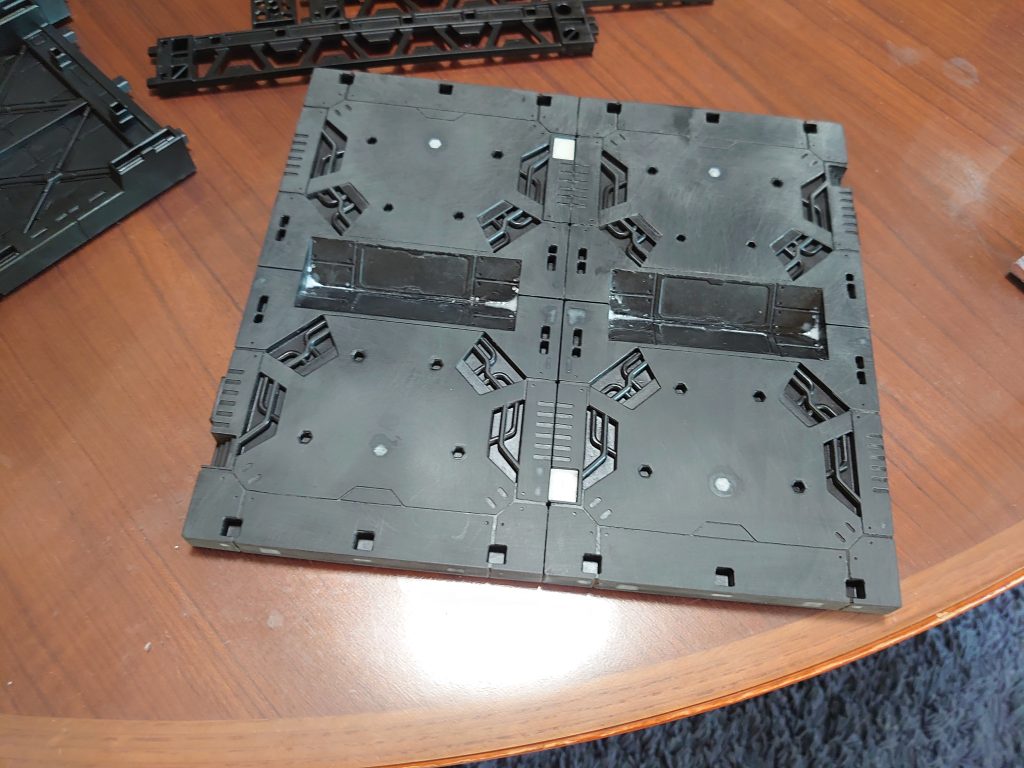 台座4つ組み合わせた状態です。真ん中に大きく窪みができるので、そこはプラ板で塞ぎました。