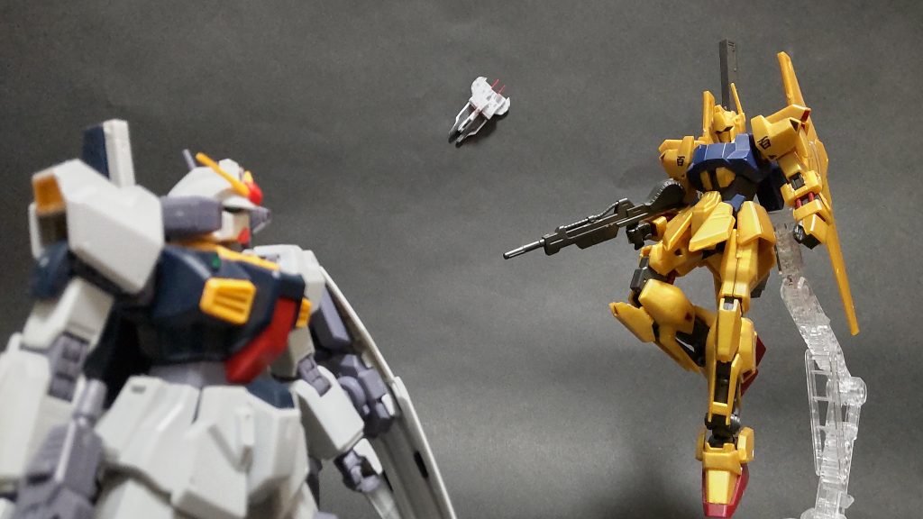 「カミーユ君、無事か?」「俺は被弾してませんよ、クワトロ大尉」「よし、アーガマへ帰投するぞ」「了解!」わーいブンドド〜。こうやって素組みをエンジョイするのに欲しかったんですよ。