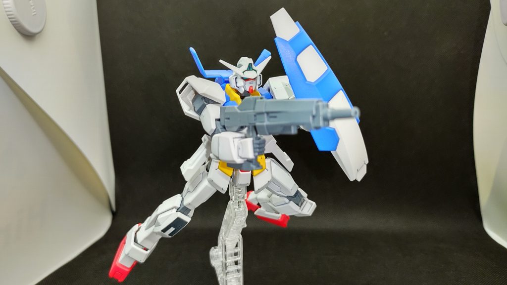 シールドとライフルを構えて。