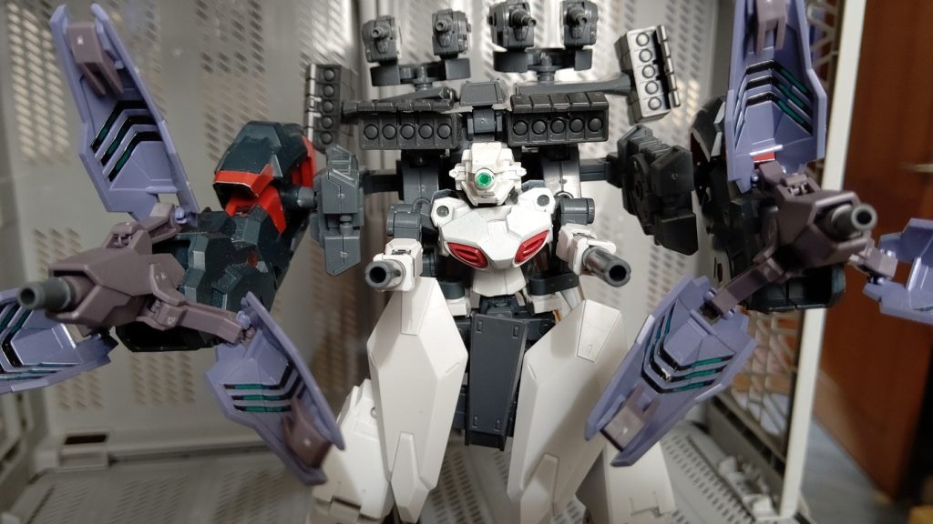 フルバースト。武装は改修前から大幅に増加しており、アームビーム砲×2、大型クロービーム砲(拡散・収束・フルパワー)×2、5連装ミサイルポッド×4、連装砲×2と、遠距離でも十分過ぎる火力を持つ。だがパイロットが脳筋戦術を好むので、砲撃しながら突進して、結局肉弾戦を挑むのがいつもの流れである。