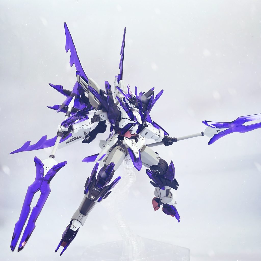 武器のGNパルチザンⅡ大型でとてもカッコいいのですが、背負い物とめっちゃ干渉します…羽の稼働にも制限があるので、ポージングが若干大変ですね💦でもその分見栄えは最高です！