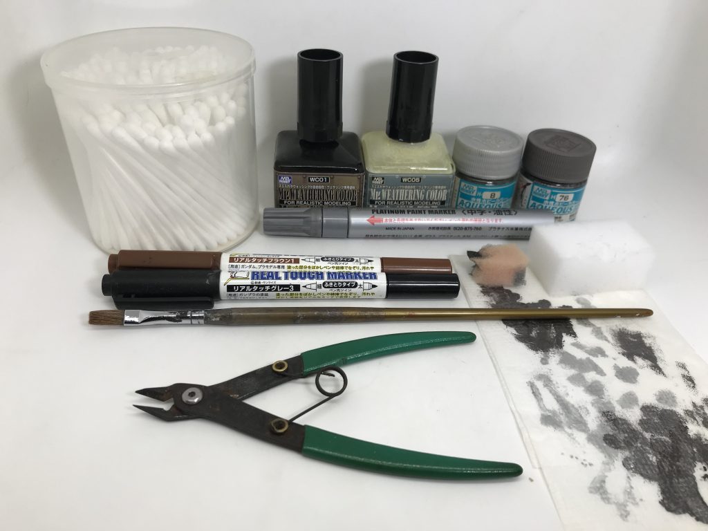 そしてこれが私がガンプラ作製でよく使用する道具達ですニッパー、綿棒、ウェザリングカラー2色、水性ホビーカラー2色、リアルタッチマーカー2色、スポンジ、メラニンスポンジ、100均シルバーマーカー、ケンタッキー買ったら付いてくるペーパー基本これしか使いません綿棒も…綿部分がすり減って芯がでてくるまで、一本を使い込み酷使します🙄これらの道具達なら匂いもあまりしないし、リビングに家族や犬がいても気軽に作業できるので重宝してます😃そんなこんなでGUNSTAで知り合えた方々達のおかげで、GUNSTA開始から1年…とても楽しく過ごせました、本当にありがとうございます🙇そして…そのうちアップするであろう…tamama流、貧乏模活第二弾にご期待下さいませ🥸今後ともよろしく（女神転生風）