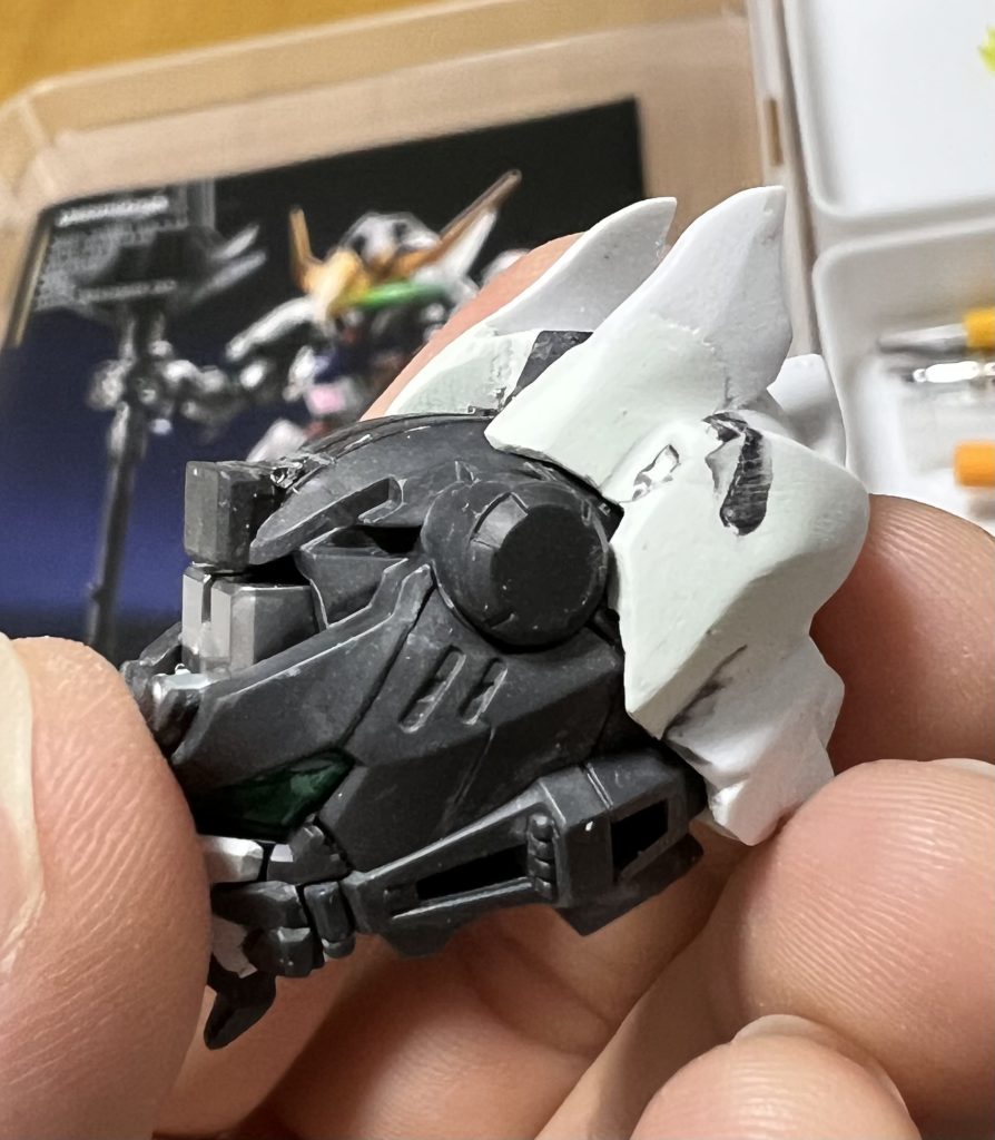 頭部パーツは馬超ガンダムバルバトスの頭部を切断し、額、後頭部、頬当てを移植しました。エポキシパテで隙間を埋めたり、形を整えたりしています。