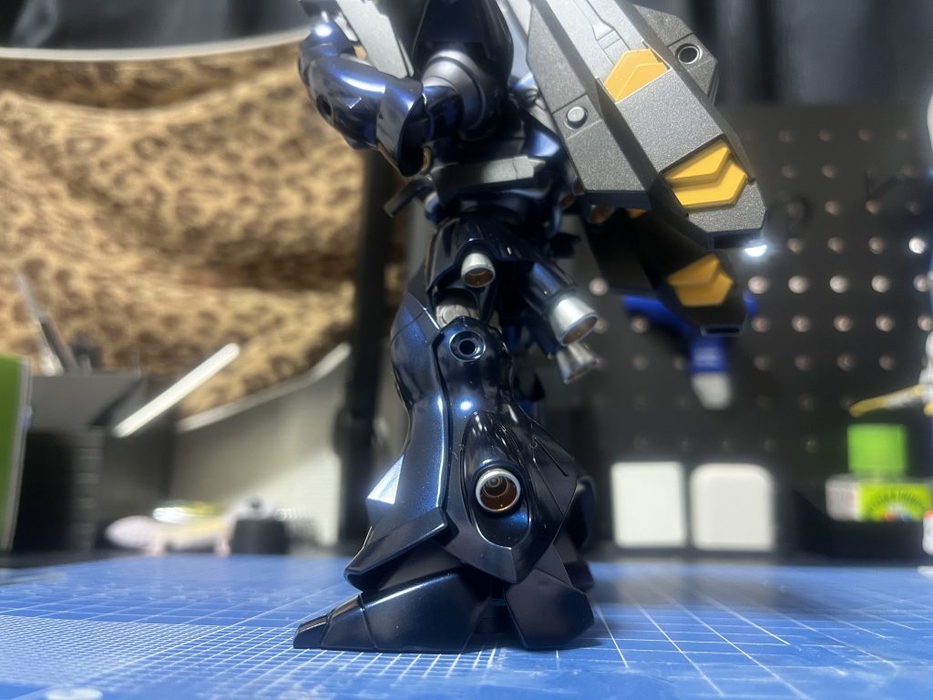 脚部側面のバーニアはくり抜き、別パーツ化