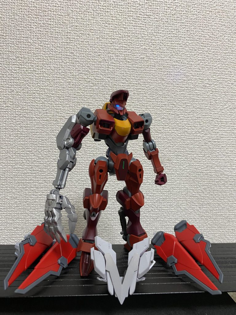 パーツを取り外せます。「s装備」はフロントの追加装甲とバックパックに装備するウイングユニットで、飛行が可能になります。