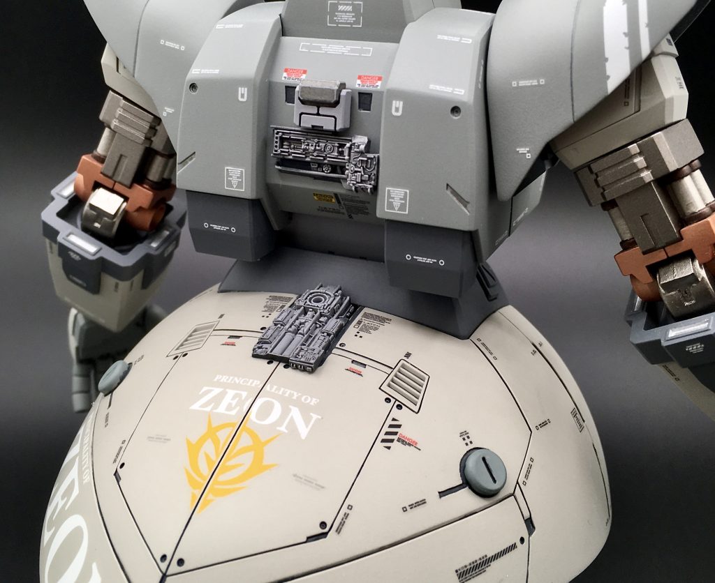 表側がシンプルなので裏面にディテールを追加して密度を高めてみました。スケールを意識してデカールのサイズと色を選んで使用しました。