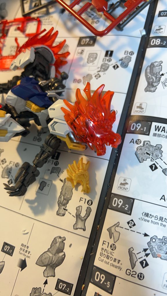 製作にあたり、一番の課題は肩パーツでした。馬超ガンダムバルバトスの肩パーツはそのままでは小さすぎるため、別のパーツを探す必要がありました。同じような意匠で大きいパーツということで、悟空インパルス剛猿形態のクリアパーツを使用しました。MGSDガンダムバルバトスの肩の大きさにぴったりはまり、迫力が増しました。