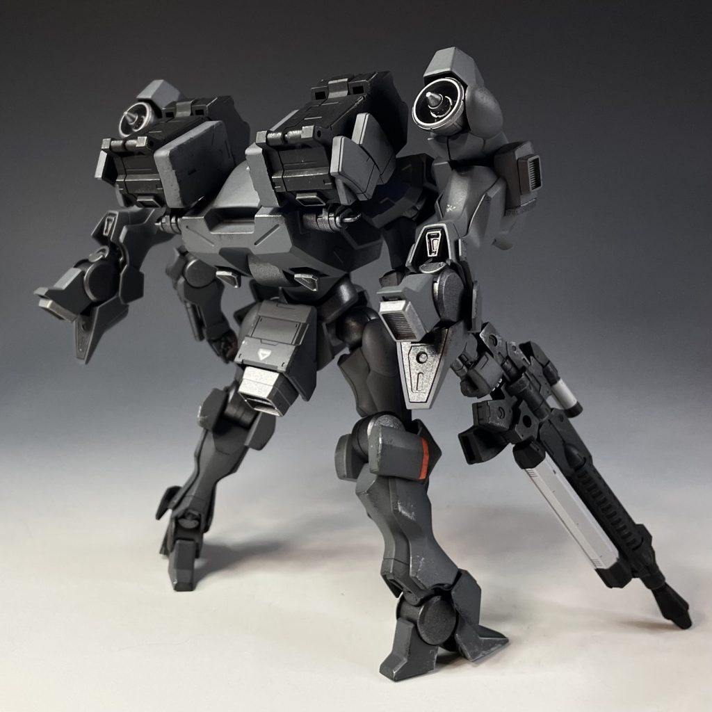 背面。ダクトノズルやバーニアノズルにはビルダーズパーツとコトブキヤさんのディテールアップパーツなどを使用。各種武装は30MMウェポンを使用しました。