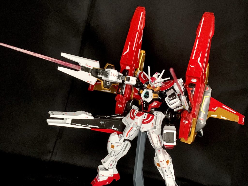 そしてラーガンダムAGE1のもう一つのギミックゲイジングアーマーシステムによりラーガンダムの飛行及び火力補正として追加メカであるホルスアーマーと合体することで最高最強の火力がラーガンダムへと付与される。またこの案はリオの祖父の友人である緑髪の老人から教えられた案である。この形態では剣や薙刀の武術はもちろん、グラストロハリケーン二丁、ミサイルを多く装備、シールドライフル、ビームライフルなど火力面がかなり強化され、射撃、格闘共に死角なしとなる。必殺技は体が発光し、ホルスのような鳥が体のオーラとなり、相手へと特攻しながらアトゥムザンバーで一刀両断をかける「ホルス・バードアタック」や全火力を一点に注ぐ「ザンマット・ハリケーンランチャー」など多彩である。