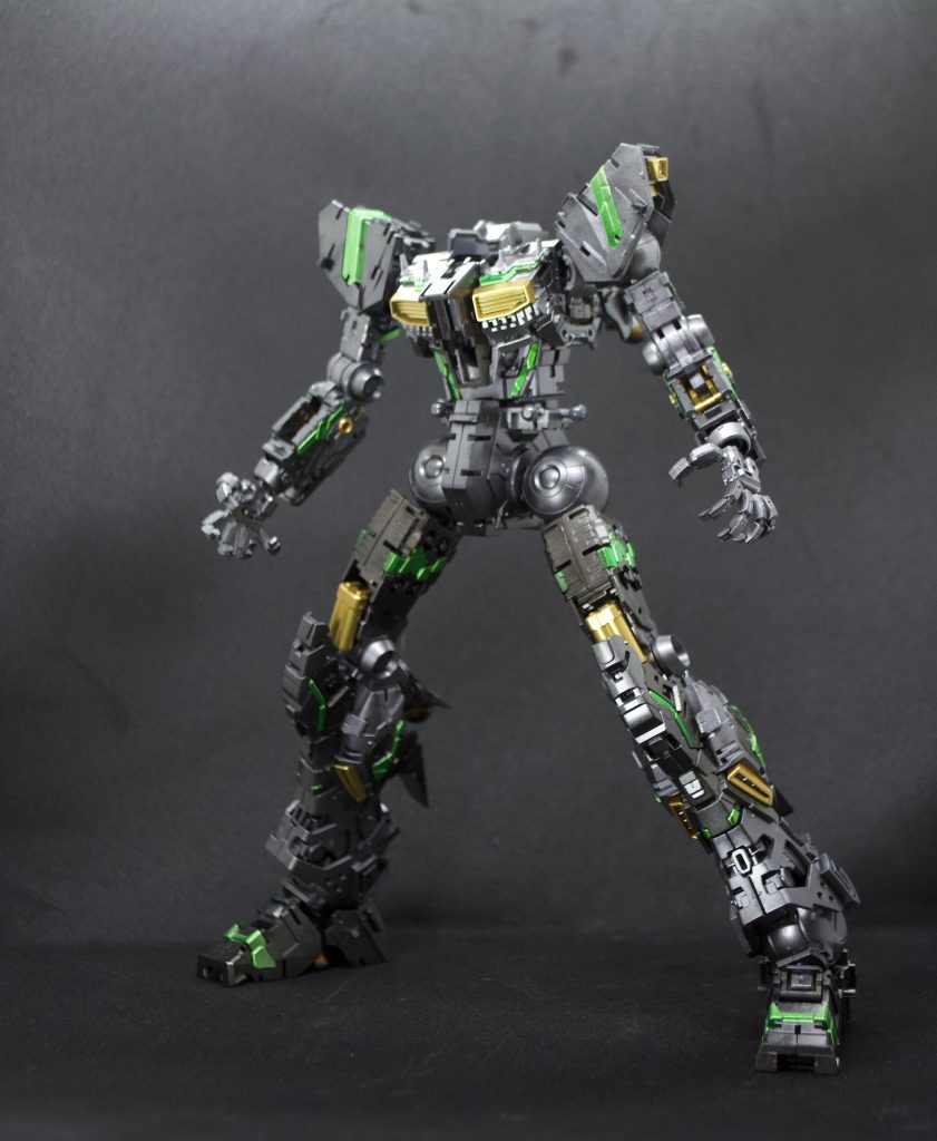 外装パーツのデカールを貼っているときにフレームだけで組み立てた写真です。所々に散りばめられたサイコフレームがすごくかっこいい…!胴体のフレームと脚部のフレームがお気に入りです。