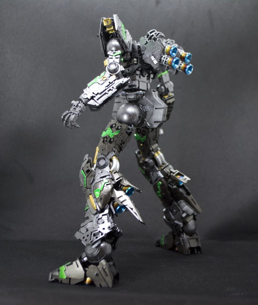 後ろから📸バーニアに焼き色を付けるのは初めてだったので不安でしたが、かっこよく作れてよかったです。フレームはスターブライトアイアンやガンメタル、フレームメタリック1 等、所々違うメタリックカラーを使用して作成しました。(完成後にはほとんど見えなくなってしまうんですけどね…笑)