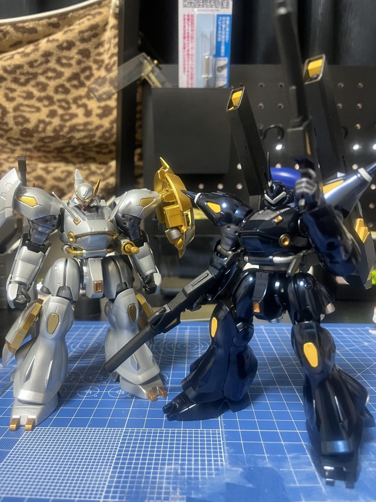 白と黒でプリキュア的な感じで