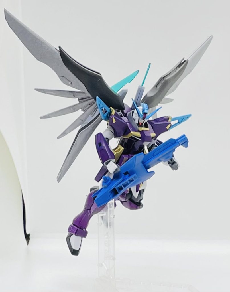 背部にはFファンネル、そして謎の青い武器を持っています。本当になんだこれ…
