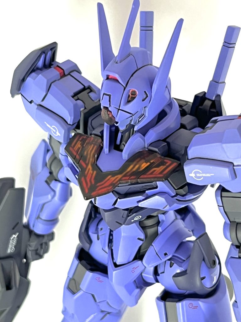 クリアパーツのシェルユニットですが、うっすら艶消しコートをして発光部分が奥まって見えるようにしました。ホビージャパンの作例で見た改修ですが、やってみると「っぽさ」が増して良い…