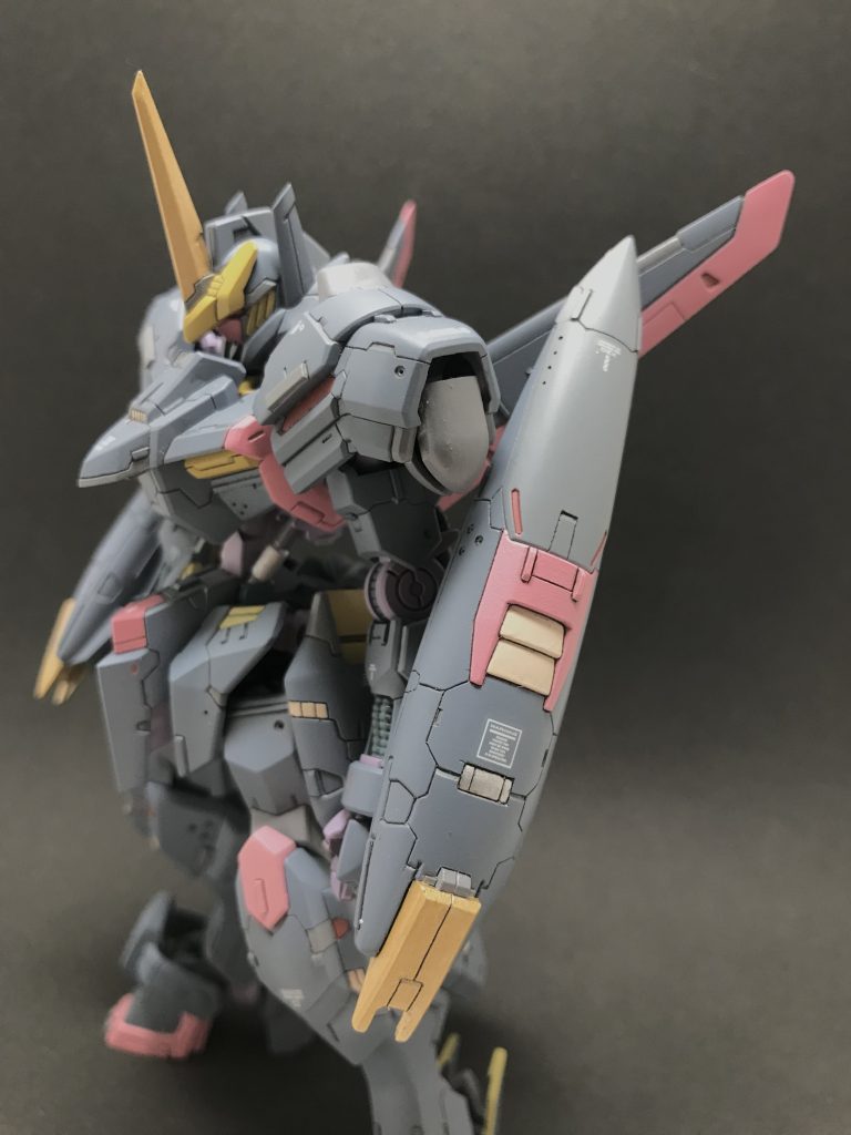 スラスターユニットをこれまたまんま腕に付け 本来サイドアーマーだったパーツを爪に見立て ルプスレクスの腕を発展させた武器ということにしました 腕に武器をつけて手には何も持たないみたいなスタイルが好きです