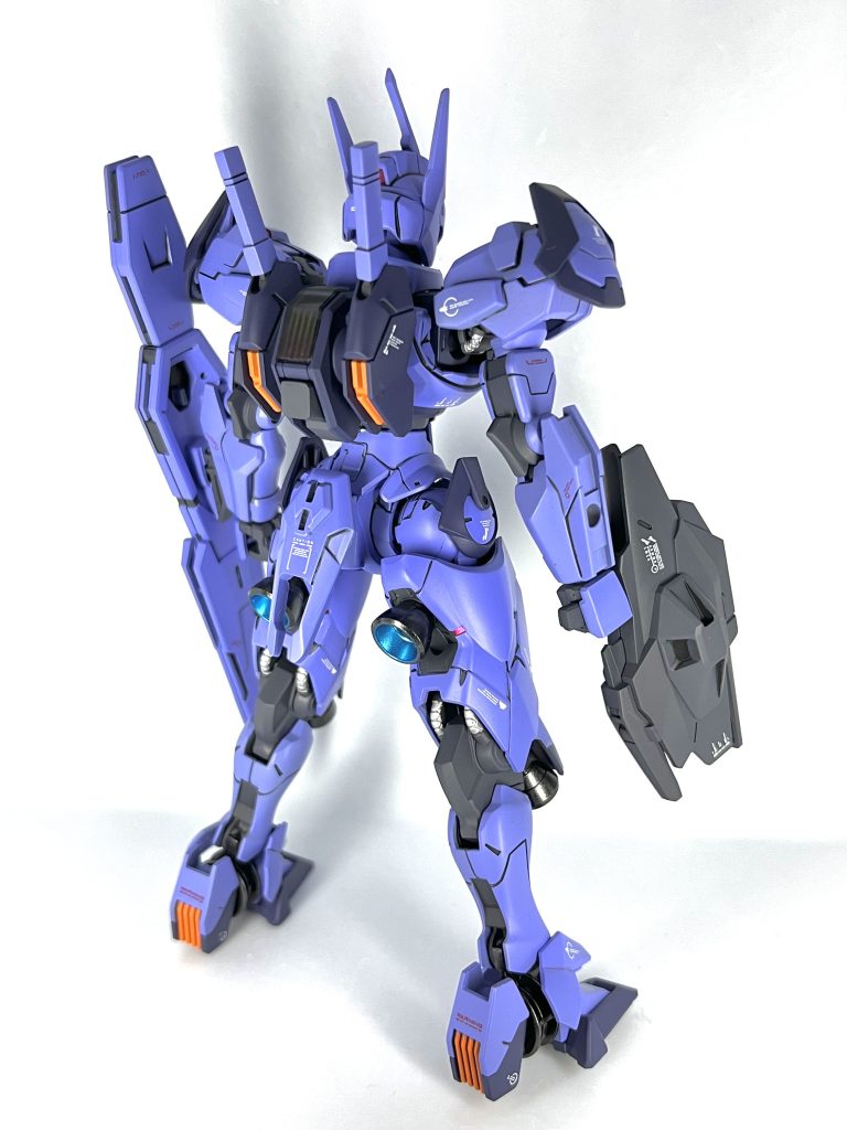 背面から。バックパックはエアリアルのものを使用。今回はバーニア内部とか動力パイプとかちゃんと塗り分けてみましたが、やっぱり見栄え良くなりますね改修点は太もも横の合わせ目を消したのと、膝裏動力パイプ下・リアアーマー裏の肉抜き埋めをした程度です。