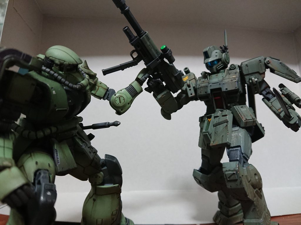 昔作った無塗装仕上げのザクと一緒に