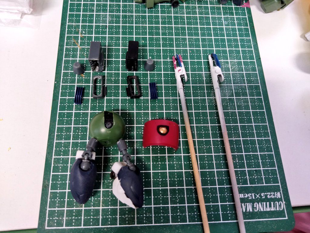 左右の冷却部分はザク1ミサイルポッドに旧メタスの冷却フィンを入れて作成。顔部分はジャンクから見つけたMGズゴックと思われる腕部カバーをはめ込む形で使用。本体部はハイモックの肩パーツ。クローアームはSDガンダム系の足先をジョイントパーツと角プラで接続。塗装との兼ね合いで取り外せる形にしています。