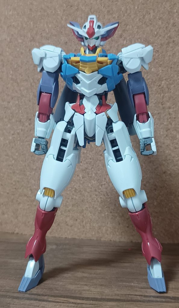 塗装前の状態です、今回はサフを使用せず洗浄済みのキットの上から直接塗装をしましたいつものアクリジョンは乾燥すると(玩具のような)つや消しになるので、今回思い切ってアクリジョン光沢を加えてみました白→ニュートラルグレー8+アクリジョン光沢(同量)+HCD04(少量)+アクリル薄め液(筆に含ませる程度)黃→パーマネントイエロー+アクリジョン光沢(同量)+アクリジョンベースイエロー(少量)+アクリル薄め液(筆に含ませる程度)赤→クリムゾン+アクリジョン光沢(同量)+HCD04(少量)+アクリル薄め液(筆に含ませる程度)青→ナイトブルー(かなり厄介、すぐ透けるため薄め液使用不能)関節・武器→グレーイッシュブルー+アクリジョン光沢(同量)+アクリル薄め液(筆に含ませる程度)スミ入れ→ウェザリングカラーマルチブラックトップコート→ダイソーマットバーニッシュ+水(三分の一ぐらい)