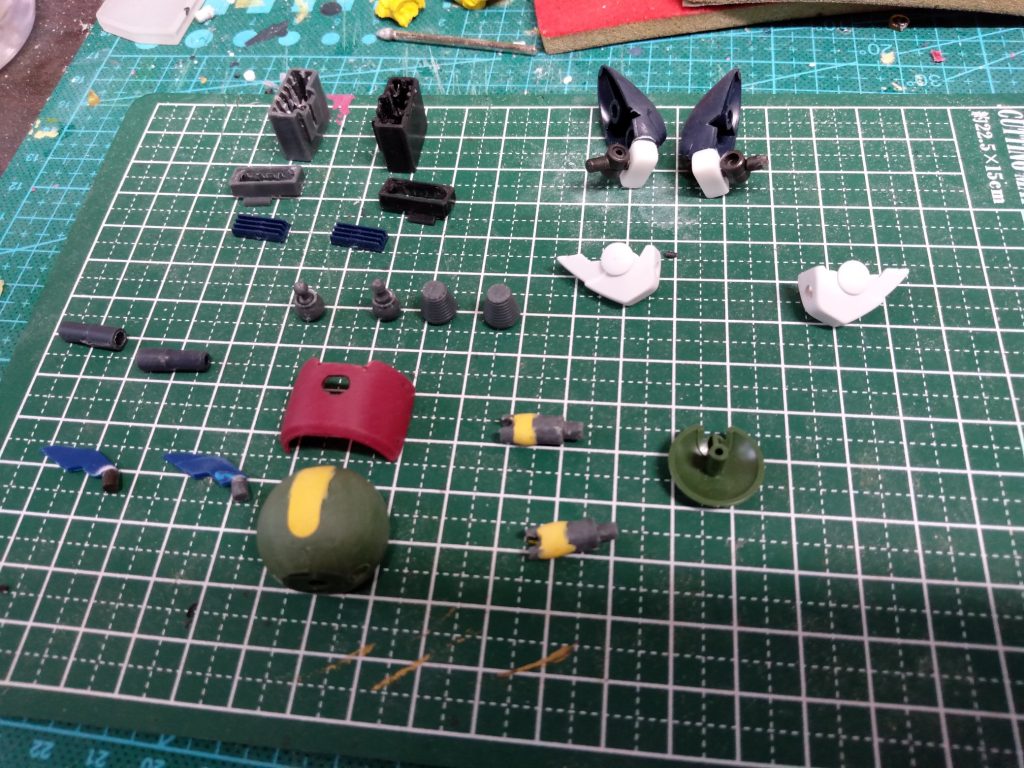 こんな感じに。こう言う丸っこいパートナーロボットって可愛いのでジットくんのデザインだいぶ好みです。ガンミィさんがガン見、ジットくんはジト目から着想を得たデザインだそうです。可愛いね。