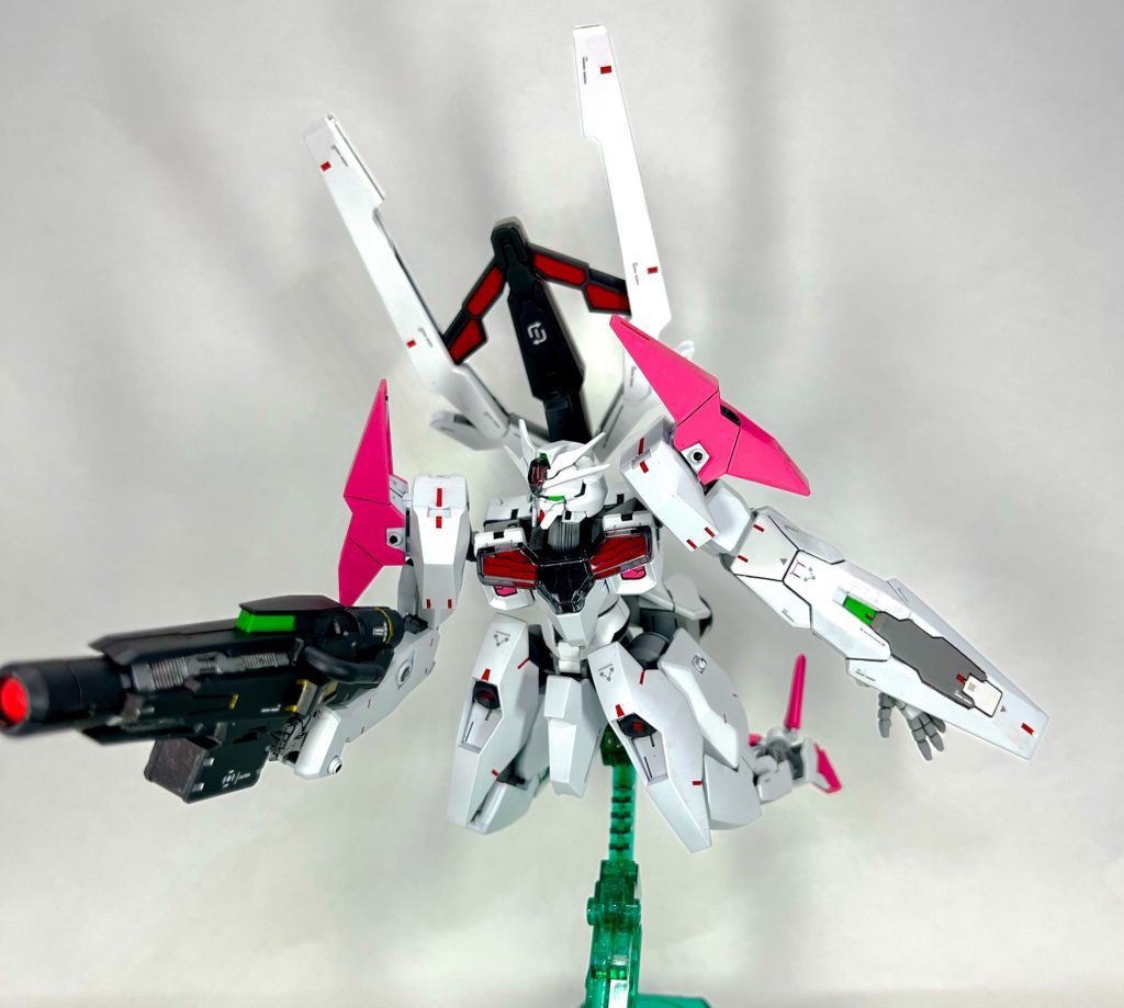 塗装は本体を黒から白サフ吹いて、ピンク部分は追加でピンクサフガンダムホワイトをメインにニュートラルグレー1・2・3を追加ピンク部分はブリリアントピンクに白を少量パーメットコアはレッドと蛍光レッドを混ぜて吹き付けした後にエナメルブラックで吹付後拭き取りファーズドアレイキャノンは本体部をメカサフ、背中側をニュートラルグレー3、キャノン部はアルティメットホワイトで細かい所はエナメルレッドを筆塗りビームデイフューズガンはメカサフのち細かい箇所をエナメル筆塗り後にプレミアムトップコート艶消しをぶっかけました!