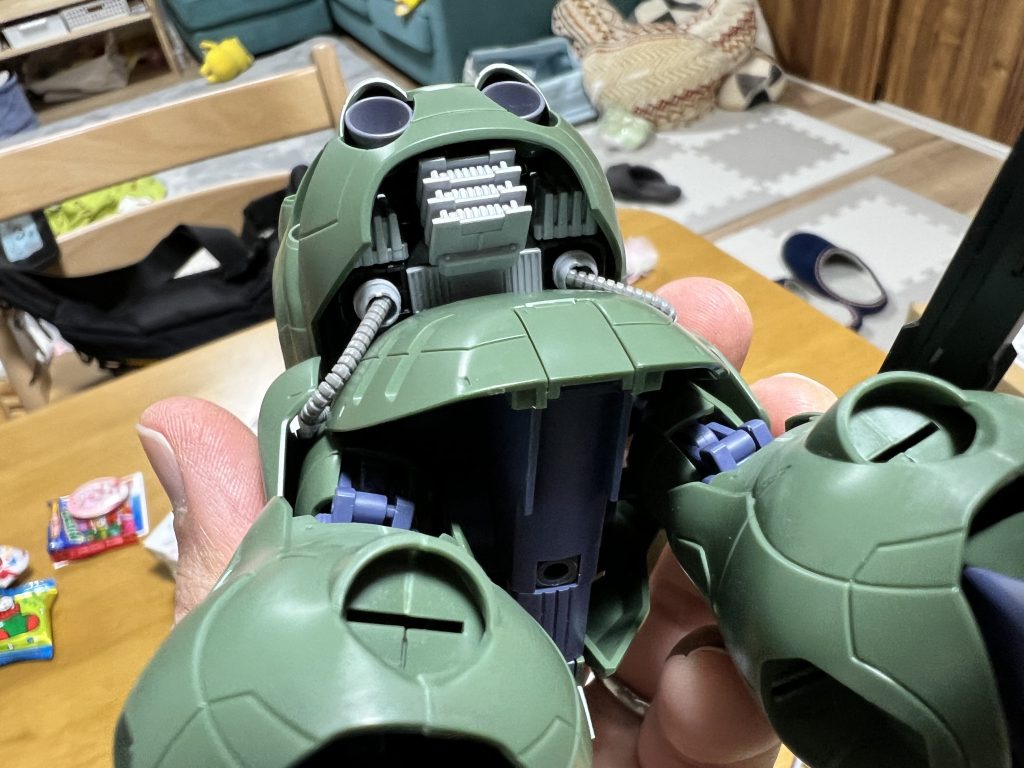背面装甲内にもビルダーズパーツを使用。ジオンらしさを出すために、動力パイプを接続しました。