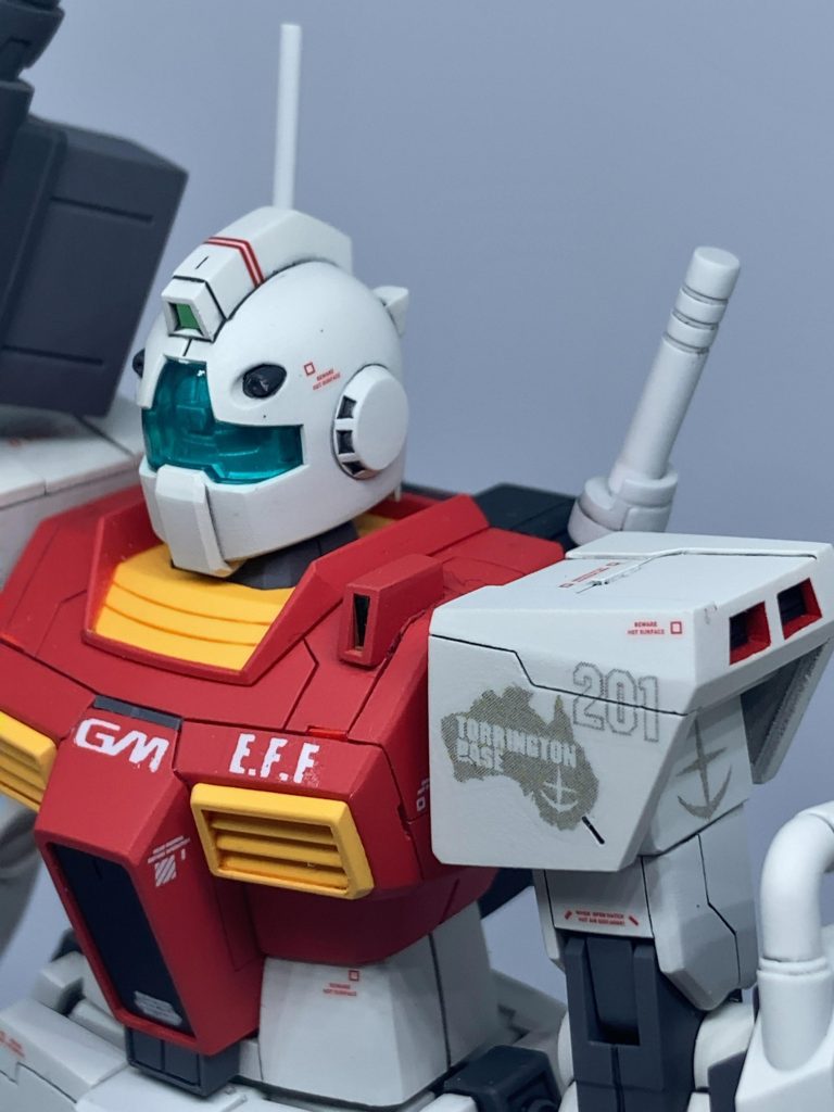 お気に入りポイント今回は陸戦仕様のため、いつもの母艦コードは貼らずにトリントン基地所属のロゴマークをオリジナルでデザインしてみました。第2小隊1番機なイメージで機体番号は201、小隊長機の設定にして、トサカと右大腿部にレッドのラインを入れてます。こういう細いラインは塗装で再現すると大変なので、自作デカールを使ってます。といっても、クリアデカールにコンビニプリントでPCデータをカラーコピーしただけのものですが。