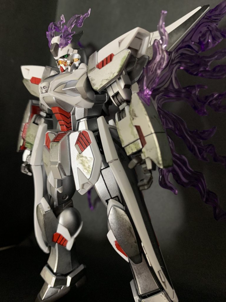 サイドから銀メッキがめちゃくちゃ綺麗だったので汚し塗装しないつもりだったのですが、左目のバイザー割れているのに綺麗なままも変だったので少しだけやってます。